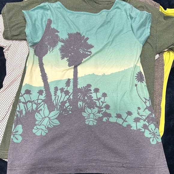 Old navy T-shirt ( yellow box) - Picture 2 of 3